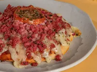 Pizza de Calabresa — detalhe