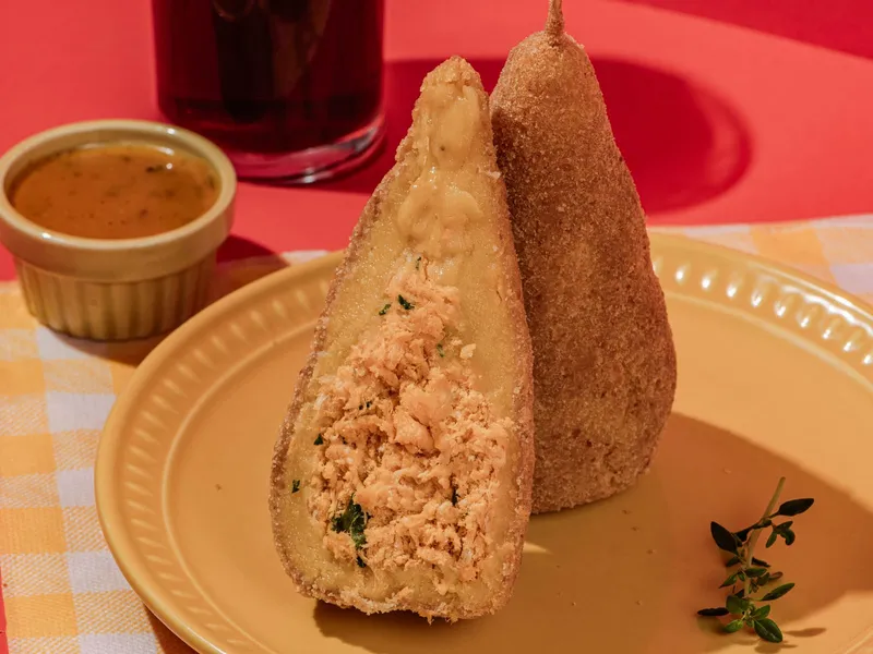 Coxinha de Mandioca de Frango da Sauté Salgados